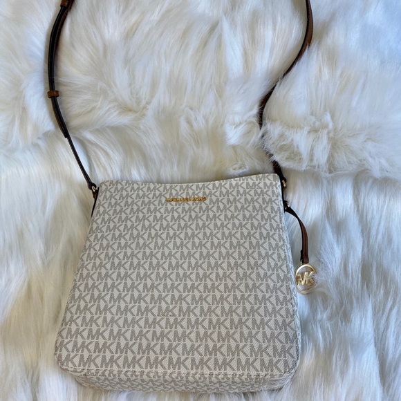 MICHAEL KORS LARGE MESSENGER CROSSBODY - Picture 3 of 8